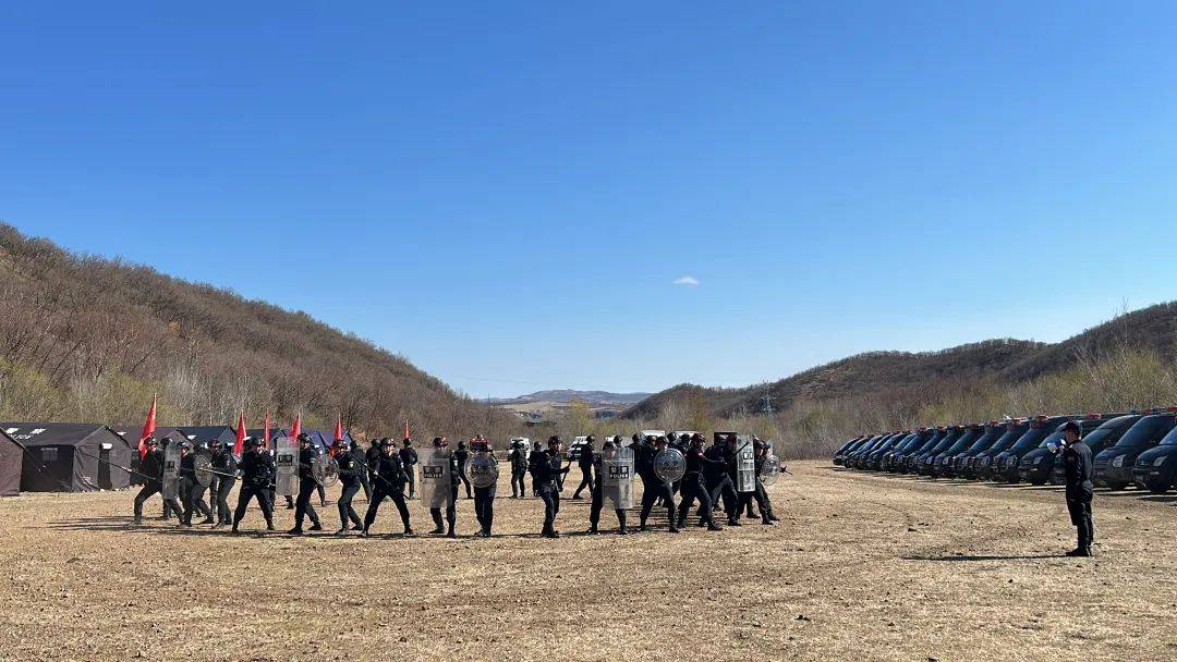 队伍士气高昂，战场烽火让人动容